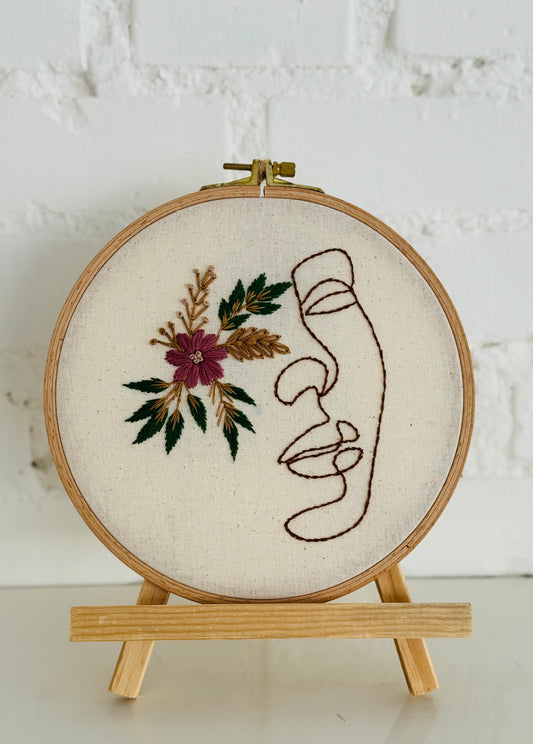 Stickrahmen Frau mit Blumen