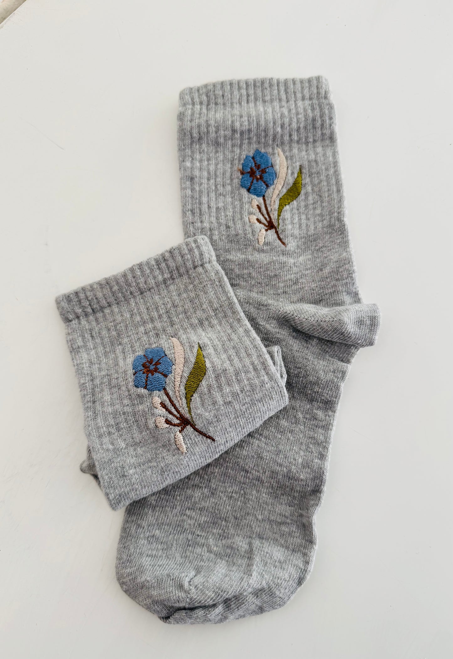 Socken Grau Blumen Blau